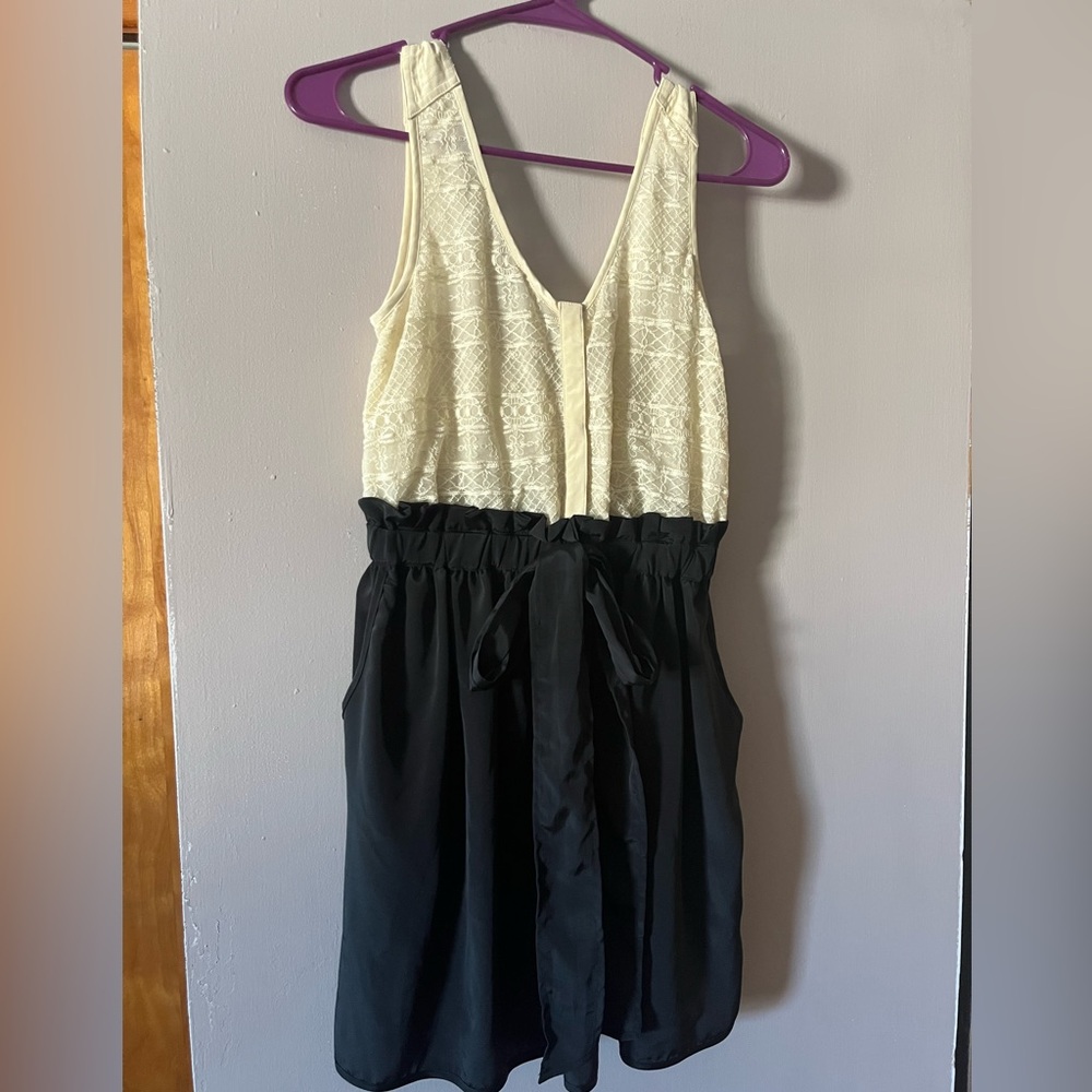 URBAN OUTFITTERS - Black and Cream Dress with Pockets!Sz  XS